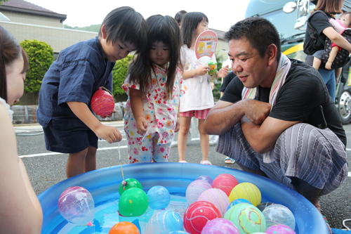 ヨーヨー釣りを楽しむ子どもたち