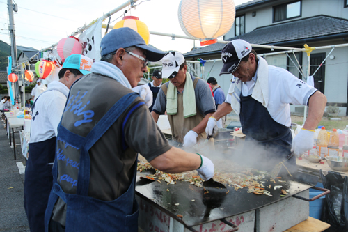 地域団体を中心とするさまざまな露店が会場を囲んだ