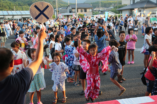 「みすみ○×クイズ」では、正解が発表されるたびに大きな歓声が上がった