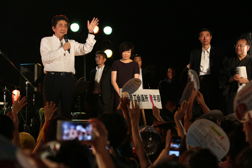 大きな歓声を受けながら、安倍首相と昭恵夫人もステージに登場した