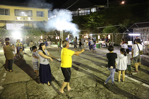 輪になって盆踊りを楽しむ来場者