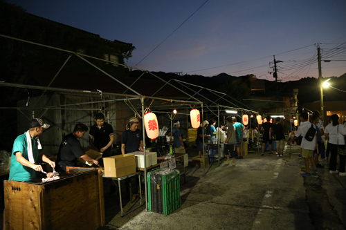地域住民の手で作られた露店が並ぶ
