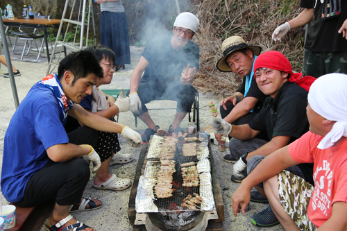 炭火で焼くやきとりは人気を集める