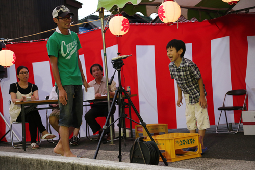 思い思いの言葉を叫び、声の大きさを競う「大声大会」