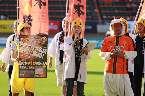 ニワトリの着ぐるみを着て「西日本やきとり祭りin長門」のPR