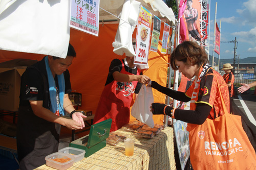 長門名物「やきとり」を買い求めるサポーターも