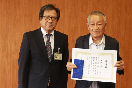 表彰を受けた大橋さん（写真右）