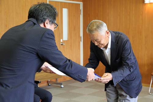 野稲所長から感謝状を受け取る
