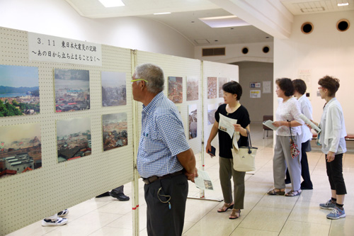 会場ロビーでは東日本大震災後の南三陸町の様子をパネルで紹介