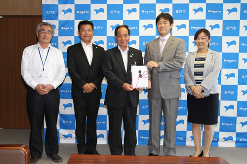 長門ライオンズクラブから年間20万円、5年間合計100万円が助成されることとなった