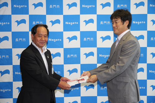 大西市長に助成金の目録を手渡す