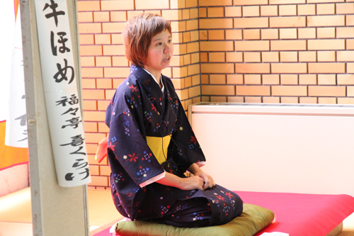 学生らしい元気のある振る舞いも見どころ