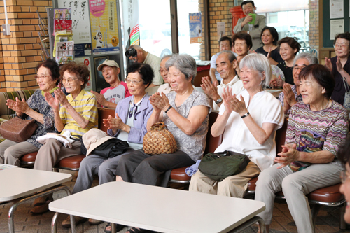 演目が終わるたびに、約40人の来場者から大きな拍手が送られた