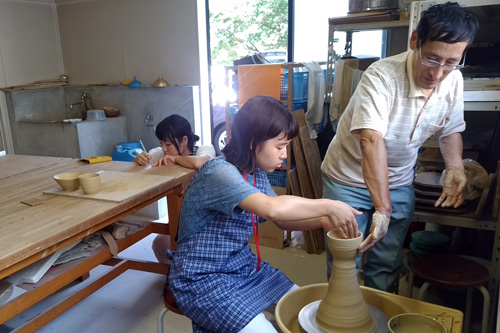 萩焼づくり体験やバラ園での作業、地区内調査など様々なプログラムを体験している