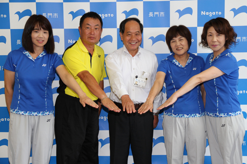 （左から）中原浩代さん、角野浩基さん、大西市長、中村千津子さん、新町昌代さん