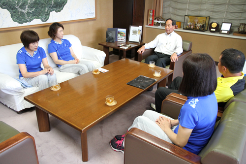 大西市長は「経験を生かして素晴らしい成績を」と出場者を激励した