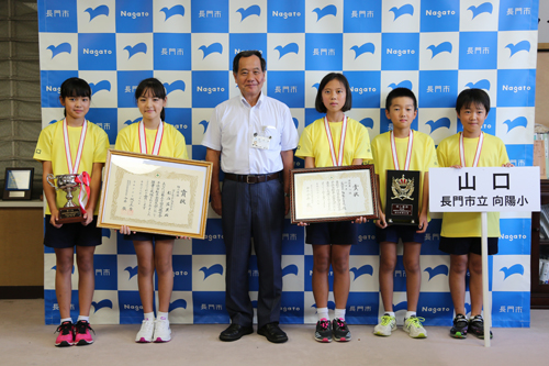 （左から）入野さん、松谷さん、大西市長、金子さん、森田さん、砂川さん