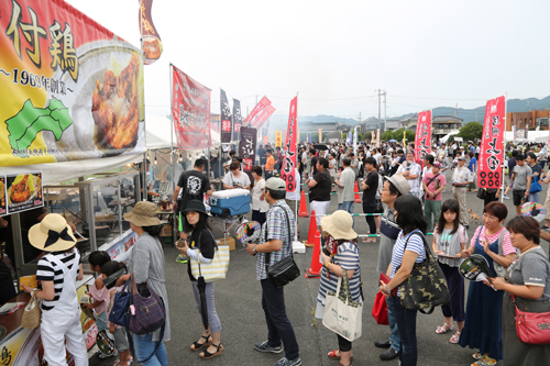 2日間で約58,000人が来場し、店舗の前には行列ができる
