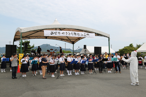 オープニングセレモニーに続いて、吹奏楽パフォーマンスが会場を盛り上げる