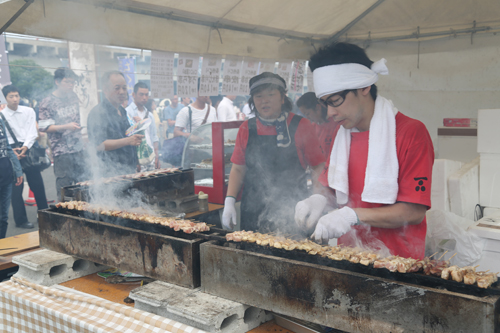 1本1本、丁寧に炭火で焼き上げていく