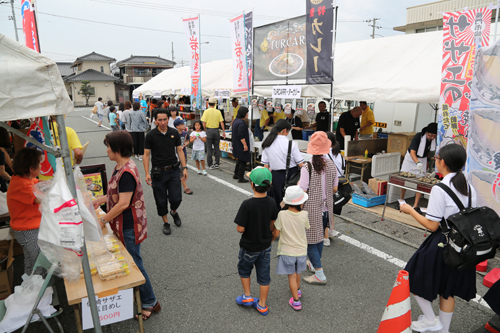 海産物を使ったメニューを中心に、やきとり以外の地元グルメのブースも設けられた