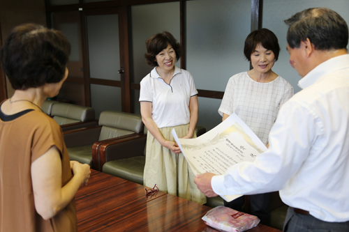 大西市長に賞状を披露する