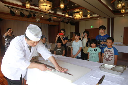 西京鱧の骨切りをホテル楊貴館の料理長が実演