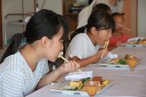 西京鱧や長州どりなど地元食材を味わう