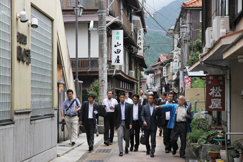 俵山ガイド会の先導で古き温泉街を歩く