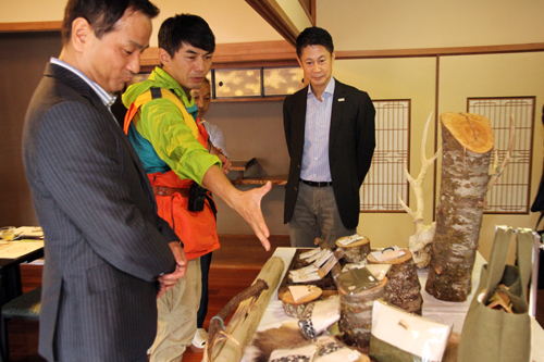 地域おこし協力隊の中野隊員が有害鳥獣で作るアクセサリー「けものみちプロジェクト」を紹介