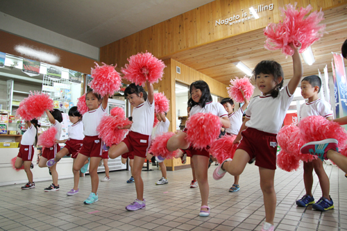 東深川保育園の園児が元気いっぱいのダンスを披露