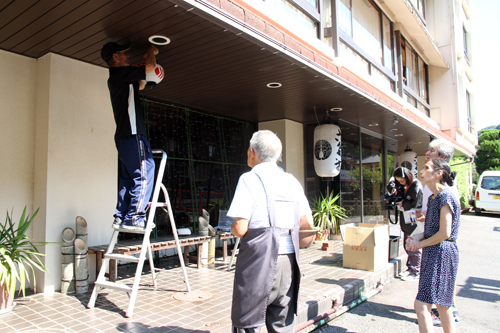 湯本地区の民家や店舗、旅館の33戸に約50個の提灯が取り付けられる