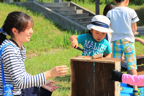参加した子どもたちも楽しそうにペンキを塗る