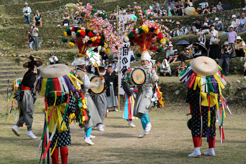 楽踊り「月の前の伶楽」では、藤中の保存会が華やかな舞を見せる