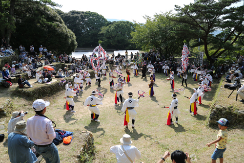 湯本南条踊りは、声をあげて勇壮に舞う