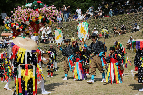 上の原の保存会による楽踊り「虎の子渡し」、現在、楽踊りは2種類が奉納されている