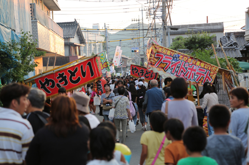 9日（土曜日）の午後から会場周辺には露店が並び、多くの人でにぎわった