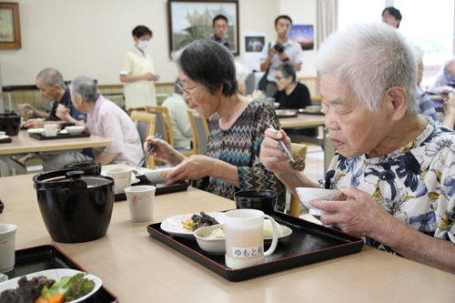 昔を懐かしみながら、鯨肉の竜田揚げとステーキを味わう