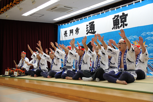 通鯨唄保存会が通鯨唄「祝え目出度」と「朝のめざめ」を披露