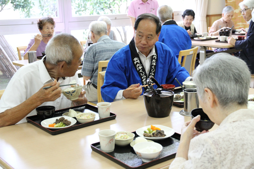 入所者と話を交わしながら、大西市長も鯨肉を味わう
