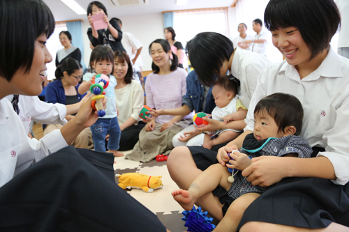 大津緑洋高校の2年生が乳幼児とふれあう