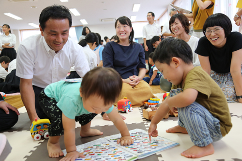 村岡知事も乳幼児親子との交流に参加した