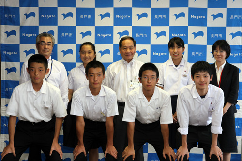 中学生海外派遣事業（明日への翼プロジェクト）でベトナムに派遣された中学生6人