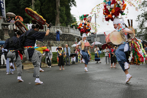 小雨の中で奉納された「三隅腰輪踊」