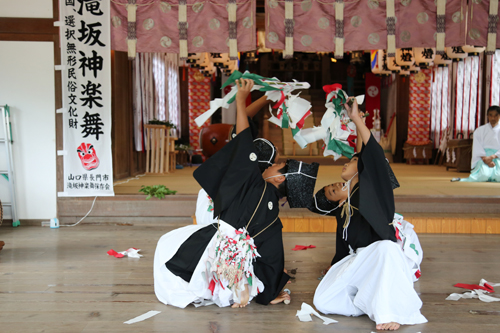 滝坂神楽舞では、「幣四天」の演目で小学生4人が舞った