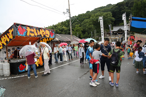 参道には露店が並び、地域の子どもたちや家族連れなどでにぎわった