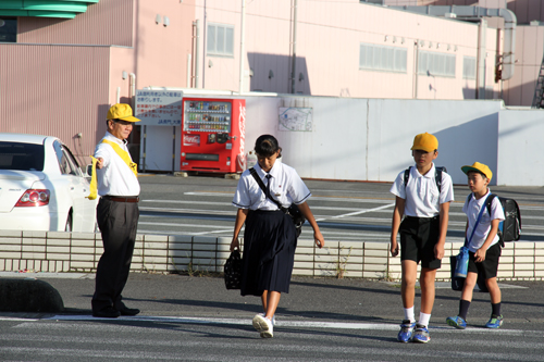 通学する児童・生徒の様子を見守る