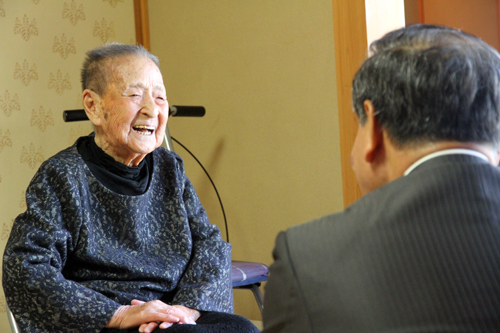 平成29年度に100歳に到達する13人に市長や市職員幹部が慶祝訪問