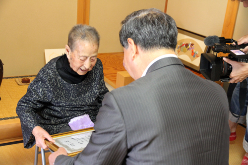 100歳を迎える安田久江さんに大西市長からお祝い状と花束が贈呈された