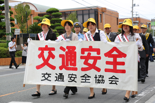 （右から）交通安全アテンダントに着任した藤山さん・沖田さん・深水さん・田中さん